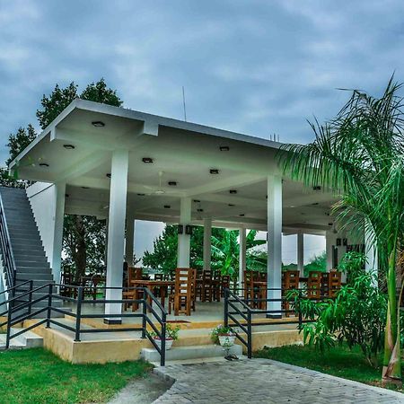 Lake Villa Resort 티사마하라마 외부 사진