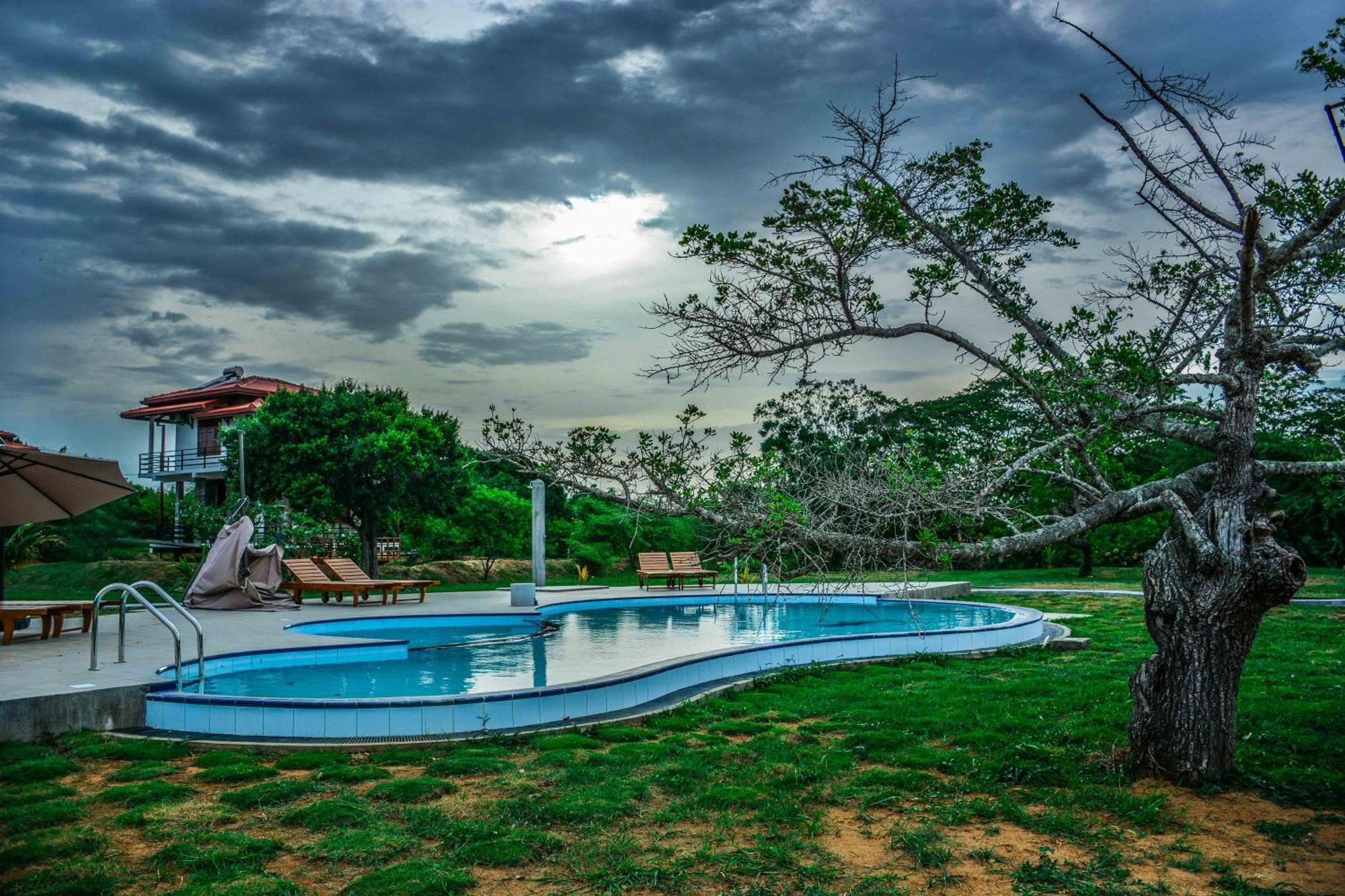 Lake Villa Resort 티사마하라마 외부 사진