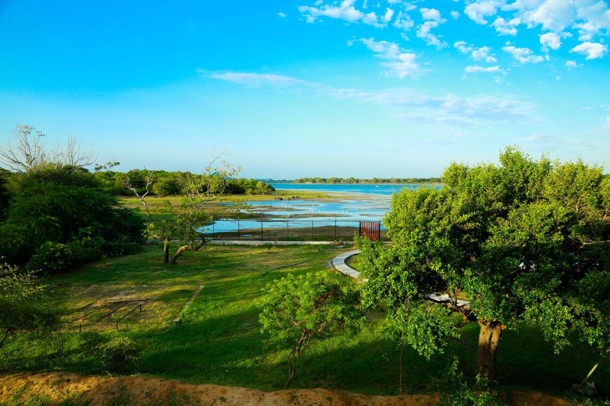 Lake Villa Resort 티사마하라마 외부 사진