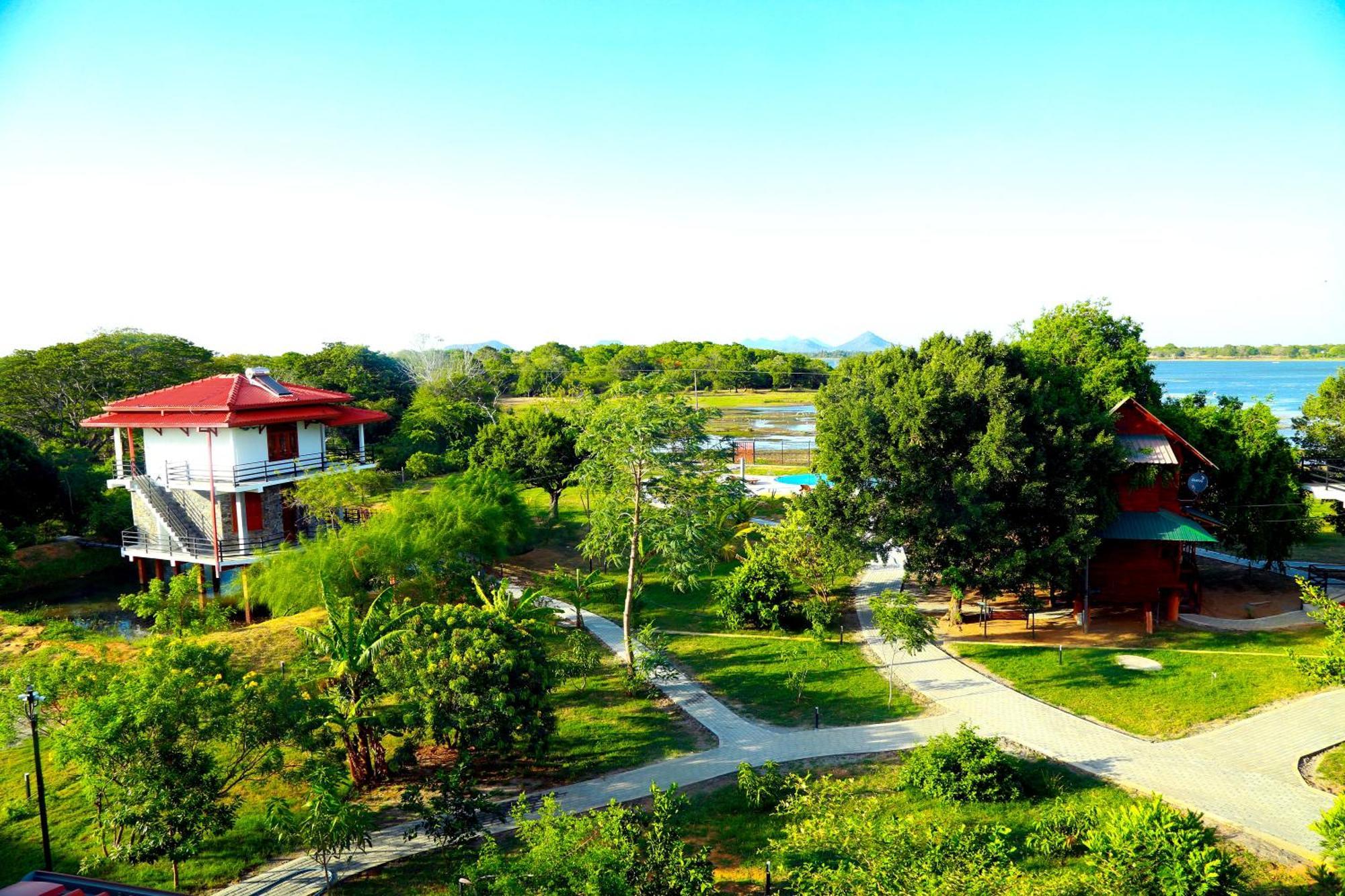 Lake Villa Resort 티사마하라마 외부 사진
