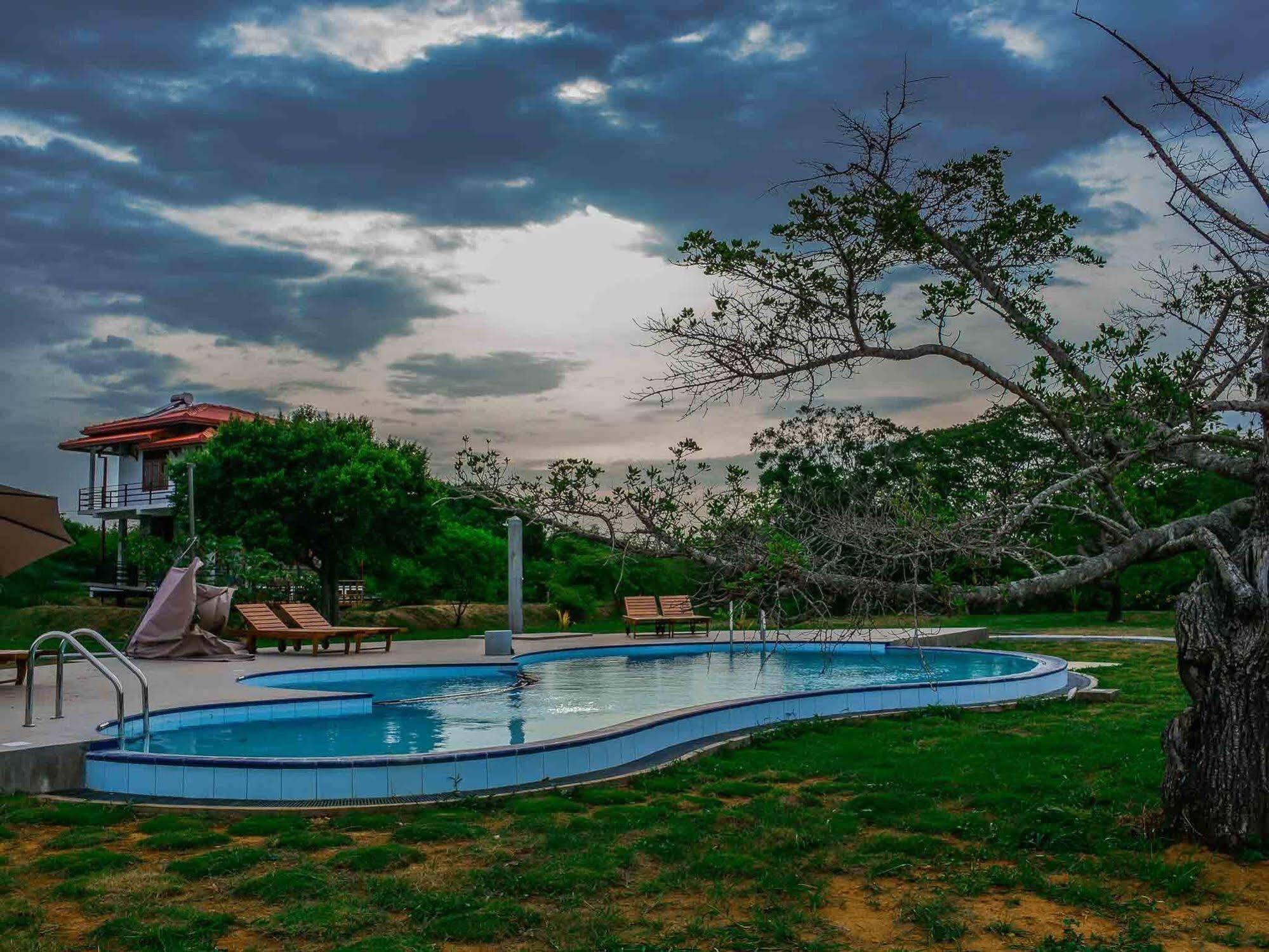 Lake Villa Resort 티사마하라마 외부 사진