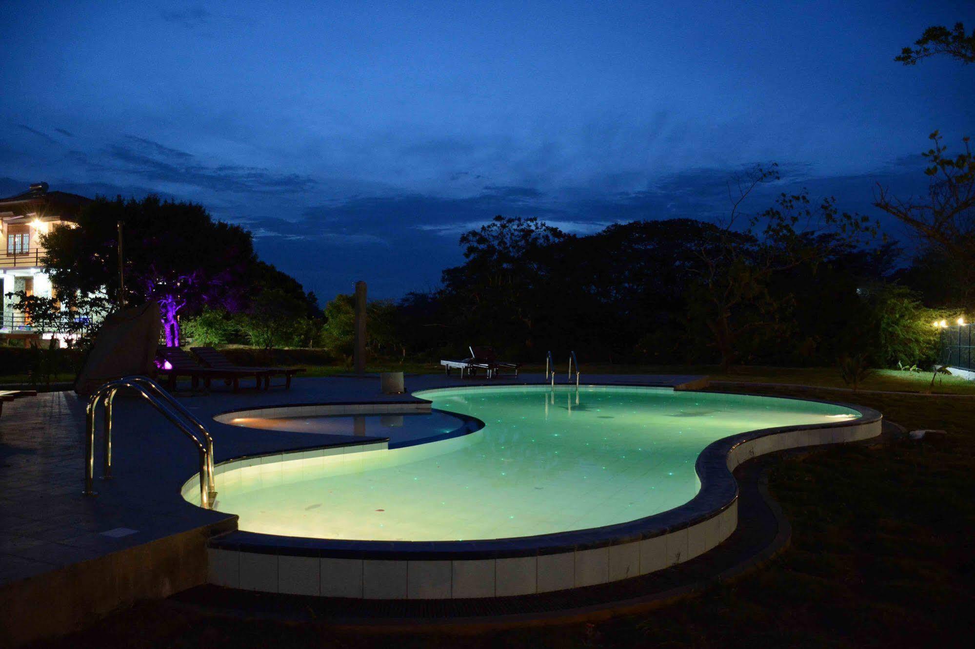 Lake Villa Resort 티사마하라마 외부 사진